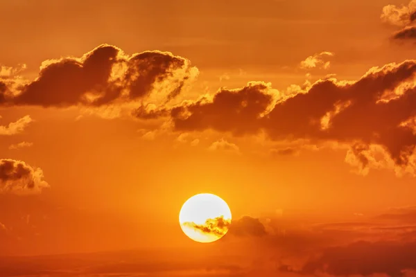 Sol Himlen Med Moln Vid Solnedgången — Stockfoto