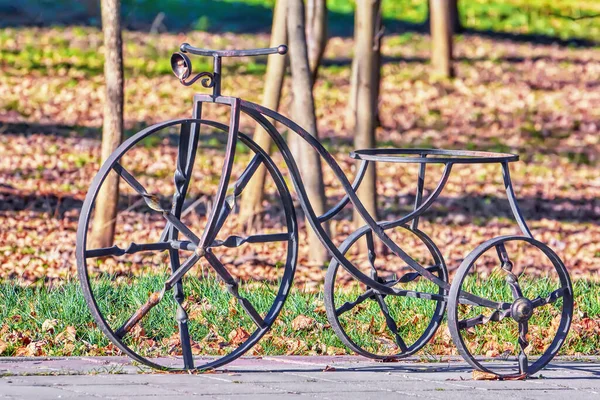 公園内の路地の近くにあるスタイリッシュなヴィンテージの自転車の花壇 — ストック写真
