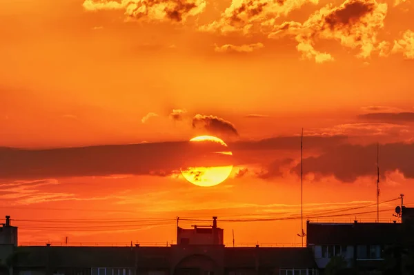 Słońce Niebo Chmurami Nad Budynkami Miasta Zachodzie Słońca — Zdjęcie stockowe
