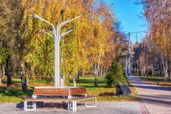 Sikátorokat Macskakövekkel Kövezik Egy Őszi Parkban Sárga Levelű Fákkal — Stock Fotó