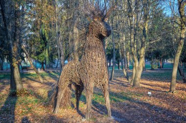 Parktaki döşeme, sarmaşıklardan örülmüş bir at figürü..