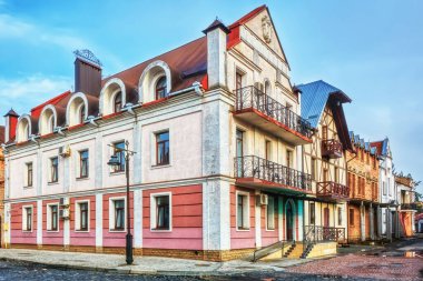 Lutsk şehrinin merkezinde antik bir bina (Ukrayna)).