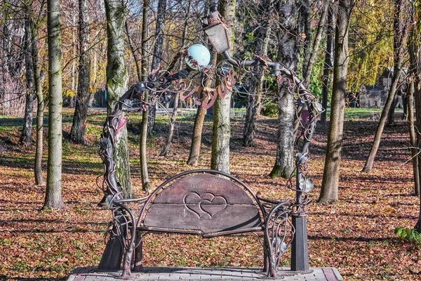 Banco Para Amantes Com Lanternas Parque Cidade Lutsk Ucrânia — Fotografia de Stock