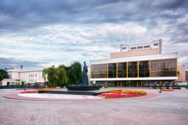 Gündoğumunda Lutsk (Ukrayna) kentinin merkezi meydanı.