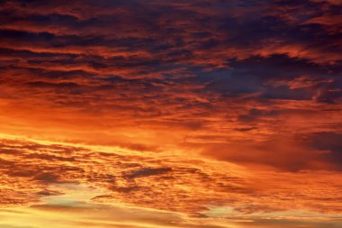 Gün batımında gökyüzünde kırmızı bulutlar.