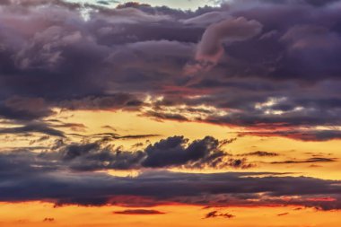 Gün batımında gökyüzünde fırtına bulutları.