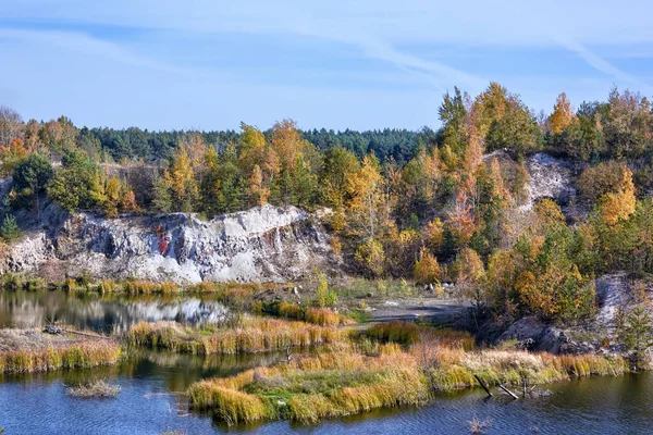 Autumn Landscape Shore Rocky Lake Trees Yellowed Leaves Blue Sky — Stock Photo, Image