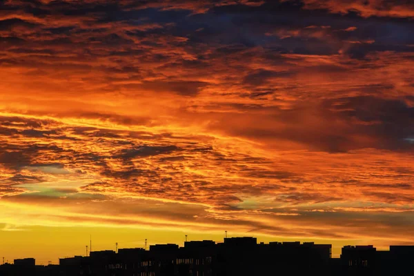 Niebo Chmurami Zachodzie Słońca Tle Sylwetek Dachów Miasta — Zdjęcie stockowe