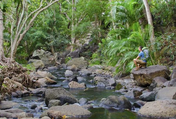 Senderista y Río Tropical — Foto de Stock