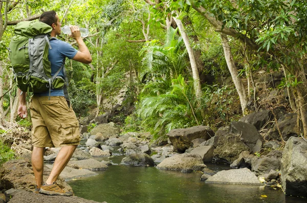 Un excursionista que bebe agua —  Fotos de Stock