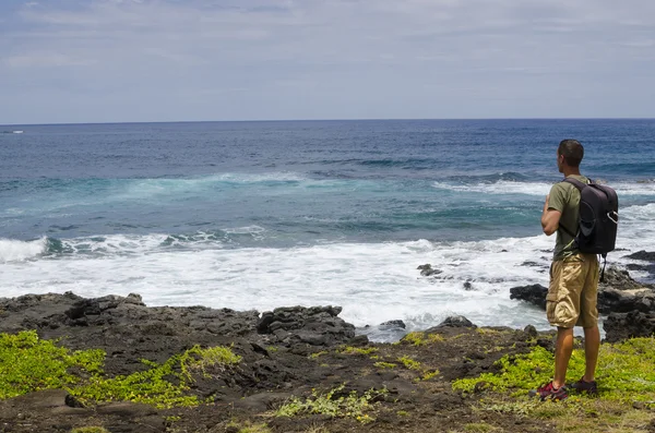 DayHiker tittar på havet — Stockfoto