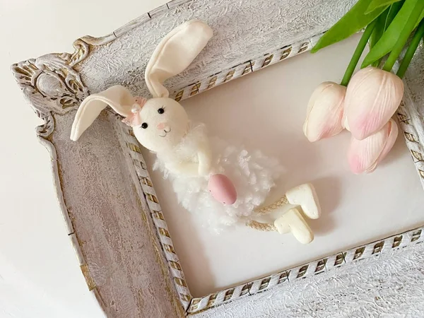 Primer Plano Conejo Pascua Rosa Huevo Flores Tulipán — Foto de Stock
