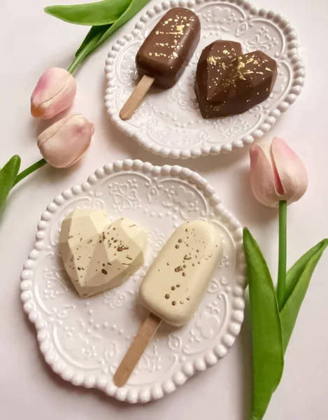 Köstliches Süßes Dessert Mit Tulpenblüten Auf Hellem Hintergrund Ansicht Von lizenzfreie Stockbilder