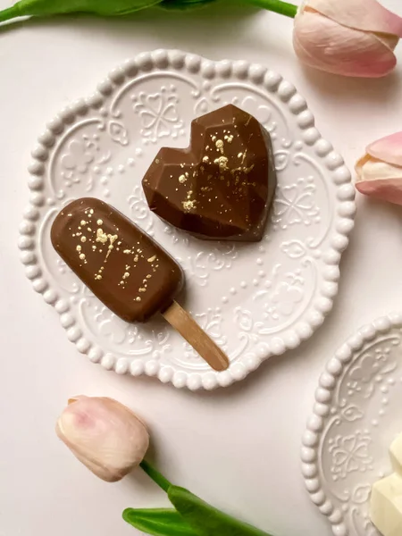Köstliches Süßes Dessert Mit Tulpenblüten Auf Hellem Hintergrund Ansicht Von Stockfoto