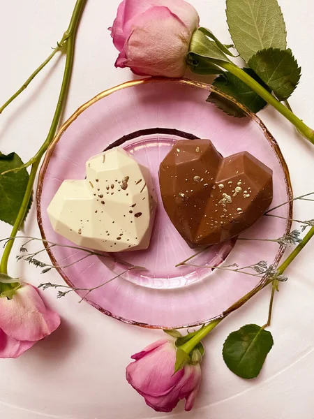 Schöne Rosa Rosen Und Herzförmige Kuchen Auf Hellem Hintergrund lizenzfreie Stockfotos