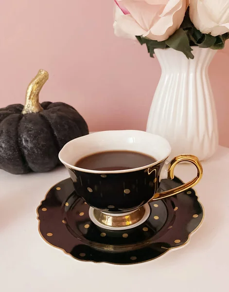 Tasse Tee Mit Blumen Auf Hellem Hintergrund lizenzfreie Stockfotos