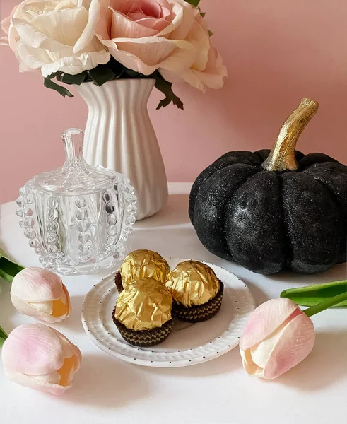 Leckere Süße Tulpen Und Bonbons Auf Dem Tisch Stockfoto