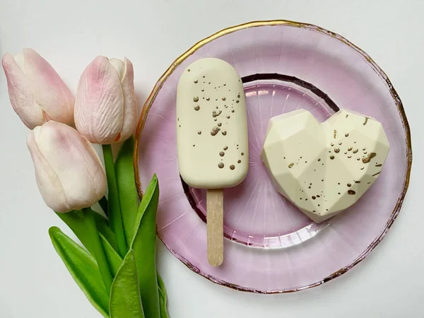 Köstliches Süßes Dessert Mit Tulpenblüten Auf Hellem Hintergrund Ansicht Von Stockbild