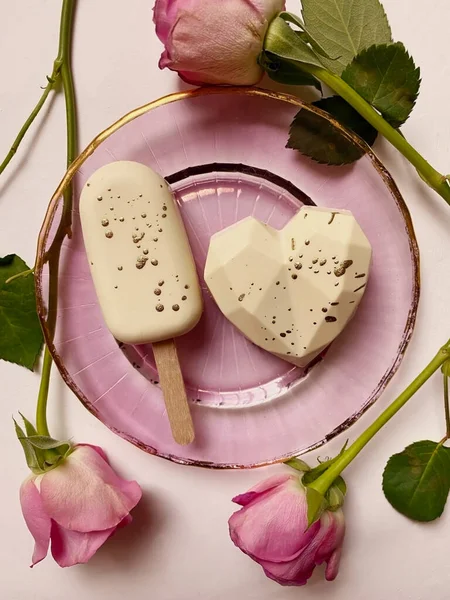 Deliziosi Dolci Con Rose Rosa Uno Sfondo Leggero Foto Stock