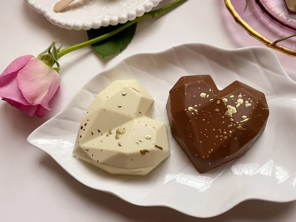 Köstliche Herzförmige Süßigkeiten Mit Rosa Rosen Auf Hellem Hintergrund Stockfoto