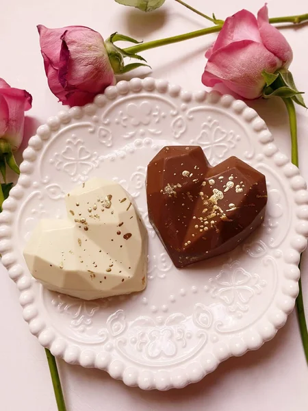 Köstliche Herzförmige Süßigkeiten Mit Rosa Rosen Auf Hellem Hintergrund lizenzfreie Stockbilder