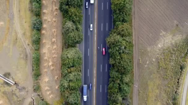 Tiro Aéreo Carro Elétrico Dirigindo Estrada Rural Noite Verão Novo — Vídeo de Stock