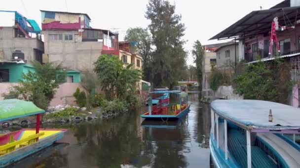 Bovenaanzicht Van Kleurrijke Boten Xochimilco Mexico Drone Vliegen Het Kanaal — Stockvideo