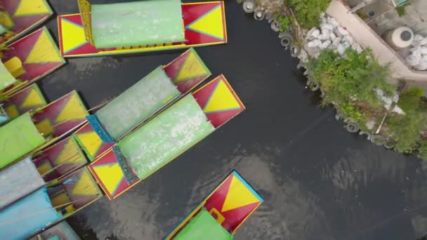Ovanifrån Färgglada Båtar Xochimilco Mexiko Drönare Flyger Över Kanalen Färgglada — Stockvideo