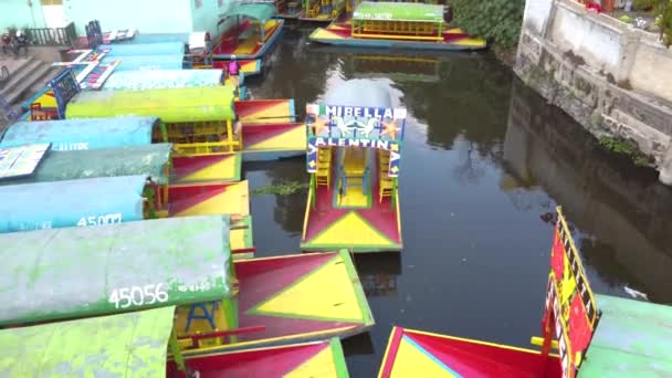 Bovenaanzicht Van Kleurrijke Boten Xochimilco Mexico Drone Vliegen Het Kanaal — Stockvideo