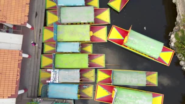 Верхний Вид Красочных Лодок Xochimilco Мексика Беспилотник Пролетел Над Проливом — стоковое видео