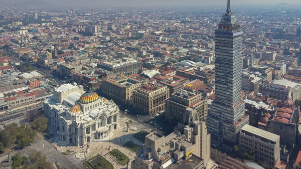 Mexico City 'nin havadan görünüşü, ışık yolları ve Güzellik Sanatları ve Torre latinoamericana