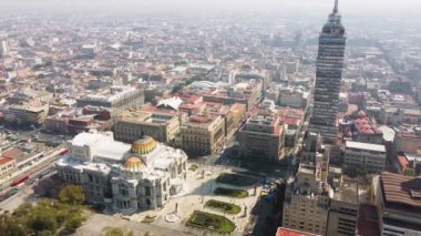 Mexico City 'nin havadan görünüşü, ışık yolları ve Güzellik Sanatları ve Torre latinoamericana