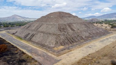 Güneş Piramidi Panoraması. Teotihuacan. Meksika mı? Ay Piramidi 'nden görüntü. İHA üstünü göster