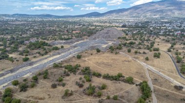 Güneş Piramidi Panoraması. Teotihuacan. Meksika mı? Ay Piramidi 'nden görüntü. İHA üstünü göster