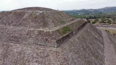 Güneş Piramidi Panoraması. Teotihuacan. Meksika mı? Ay Piramidi 'nden görüntü. İHA üstünü göster