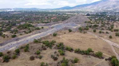 Güneş Piramidi Panoraması. Teotihuacan. Meksika mı? Ay Piramidi 'nden görüntü. İHA üstünü göster