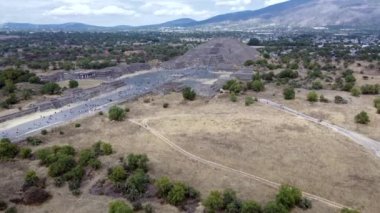 Güneş Piramidi Panoraması. Teotihuacan. Meksika mı? Ay Piramidi 'nden görüntü. İHA üstünü göster