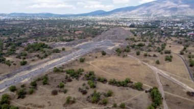 Güneş Piramidi Panoraması. Teotihuacan. Meksika mı? Ay Piramidi 'nden görüntü. İHA üstünü göster