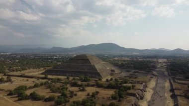 İHA Piramitleri Teotihuacn Meksika Calzada de los Muertos 'da