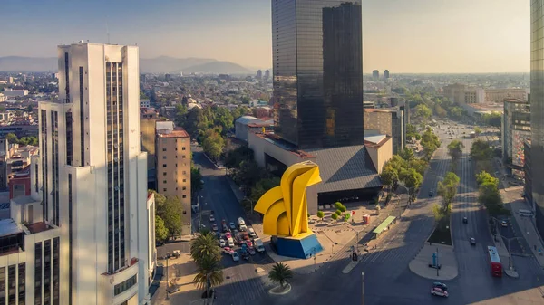 Mexico City 'deki Caballito Kulesi, Reforma Caddesi ve bazı binalar 