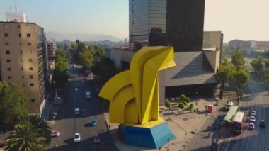 Mexico City şehir merkezindeki en ikonik mekanlardan birinin havadan görünüşü, Torre del Caballito reforması.