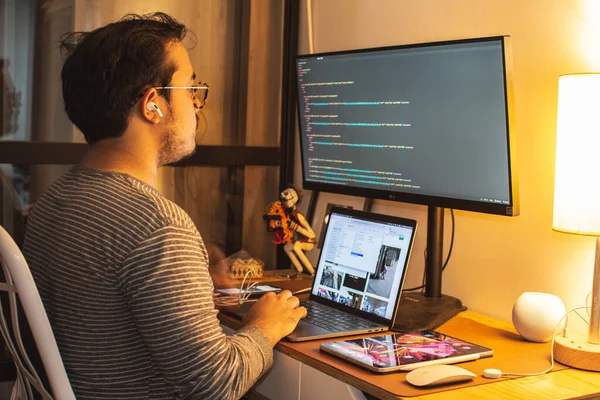 Ofiste çalışan programcı, web geliştirici, tasarımcı mobil ve masaüstü web siteleri sürümlerini karşılaştıran Meksikalı Latince telefon tutan