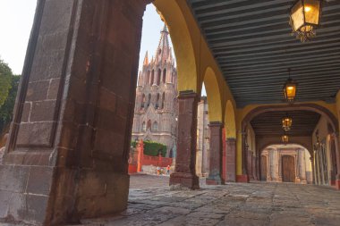 Parroquia Başmelek Kilisesi Jardin kasaba Meydanı Rafael Chruch San Miguel de Allende, Meksika. 1600'lerde oluşturulan Parroaguia.