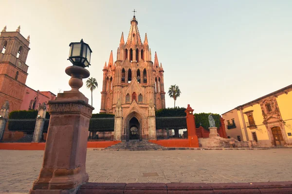 Parroquia Başmelek Kilisesi Jardin kasaba Meydanı Rafael Chruch San Miguel de Allende, Meksika. 1600'lerde oluşturulan Parroaguia.