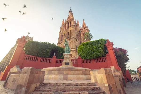Parroquia Başmelek Kilisesi Jardin kasaba Meydanı Rafael Chruch San Miguel de Allende, Meksika. 1600'lerde oluşturulan Parroaguia.