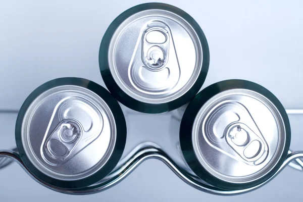 Latas de refrigerante em um refrigerador — Fotografia de Stock