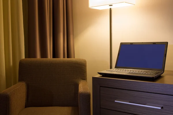 Laptop na mesa no quarto de hotel — Fotografia de Stock