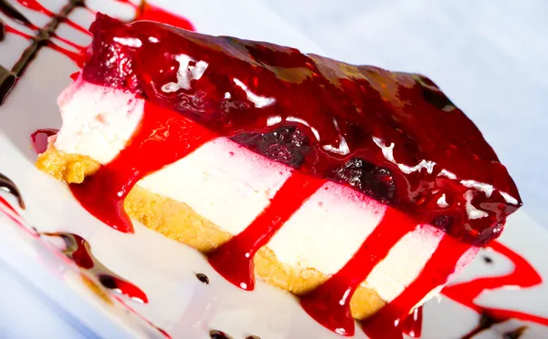 민트 장식과 함께 체리 치즈 케이크 — 스톡 사진