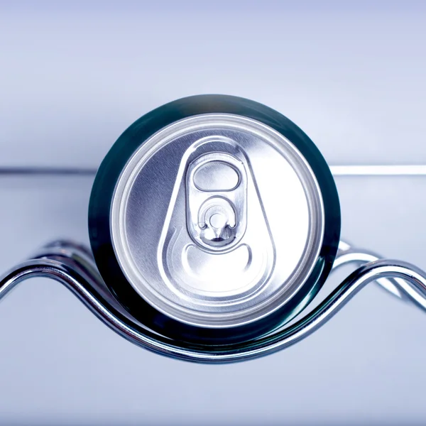 Plechovek nealkoholického nápoje v chladničce — Stock fotografie