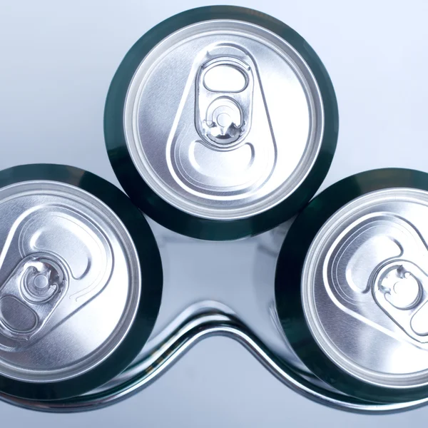 Latas de refresco en un refrigerador —  Fotos de Stock